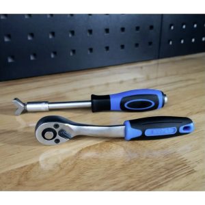 nastrckove-kluce-a-bity-s-racnou-v-kufriku-gsb-130